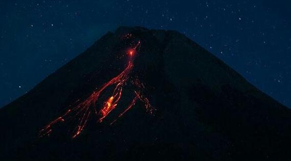 Gunung Merapi Luncurkan Lava Pijar 24 Kali,  Status Siaga